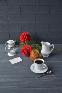 一杯咖啡和玫瑰，装饰情人节