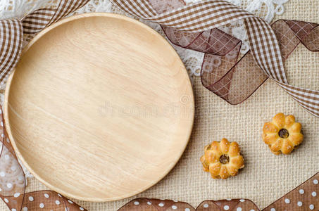 空木盘子,椰子饼干和菠萝果酱照片