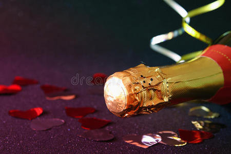 香槟瓶和节日灯的抽象形象