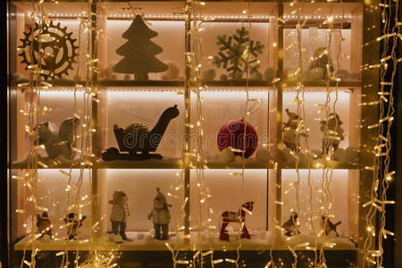 玩具商店商店橱窗里的圣诞玩具照片