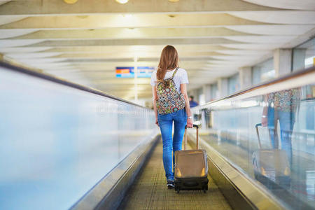 旅游业 衬衫 美丽的 背包 女孩 航班 行李 学生 人类