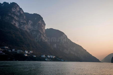 崎岖不平 悬崖 万花筒 美丽的 纪念碑 风景 河流 高峰