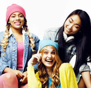 团体微笑多样化的民族女孩团体,十几岁的朋友公司快乐地玩着,快乐地