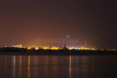 电力厂附近的海衣夜间，雷昂，泰国