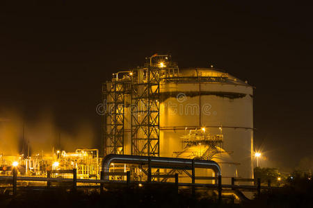 夜间炼油厂