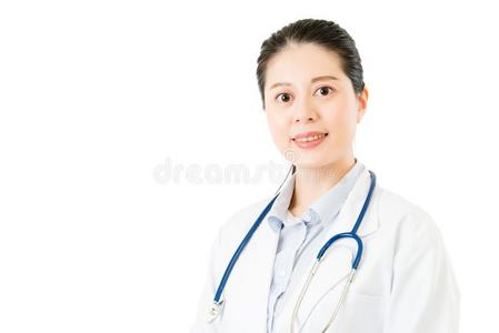 美丽微笑的亚洲女性专业医生带听诊器