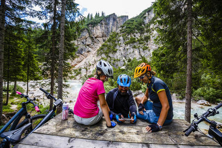 家庭自行车在山上骑，同时在长凳上放松