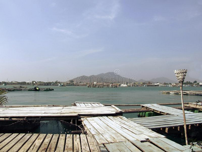 太阳 美丽的 地板 海洋 假期 泰国 放松 桌子 天空 木板