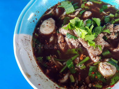 特写，泰国面条食品。 与罗勒，豆芽一起食用