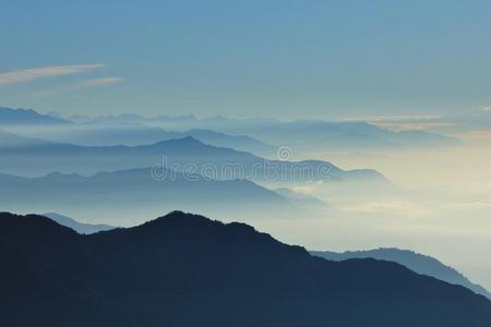 尼泊尔的蓝色山脉