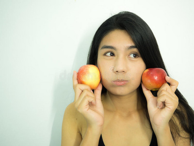 亚洲女人和苹果