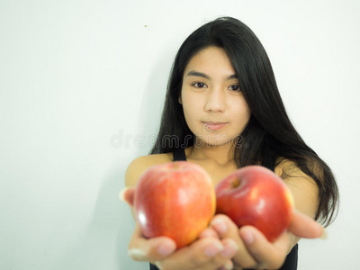 亚洲女人和苹果