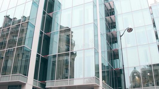 巴黎现代办公玻璃立面对旧建筑的扭曲反映。 对立概念
