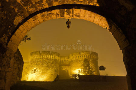 卡尔梅格丹要塞的桥和塔在夜间被雾覆盖，贝尔格莱德