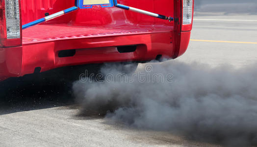 排气空气汽车排气管对道路空气的污染照片