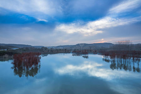 钓鱼 反射 美丽的 风景 小山 镜子 自然 森林 环境 红木