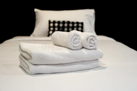 床上的白毛巾