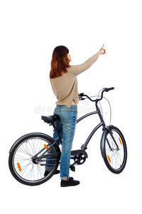 用自行车指着女人的后视图。