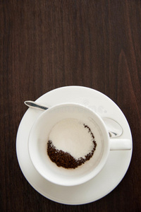 白色木桌上的咖啡杯视图
