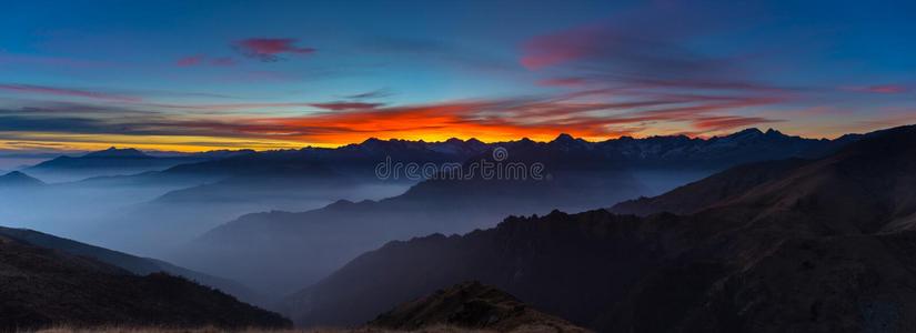完美 极端 阿尔卑斯山 自然 意大利 峡谷 国家的 薄雾