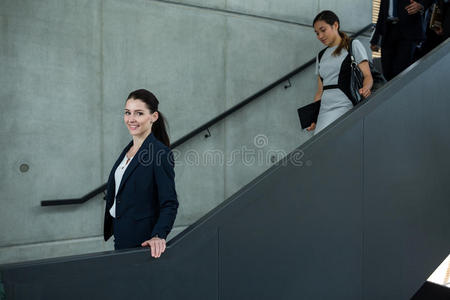 自信的女商人和同事们爬楼梯