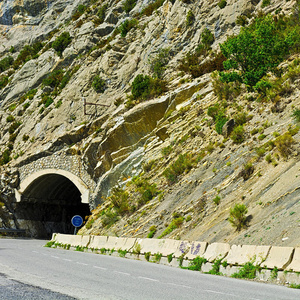 岩石中的隧道照片