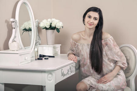 美女在梳妆台图片