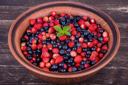新鲜草莓和蓝莓，野生浆果。