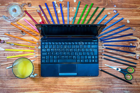 平面设计师与笔记本电脑和调色板照片