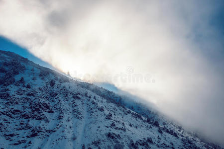 充满戏剧性的野餐景观的雪山覆盖