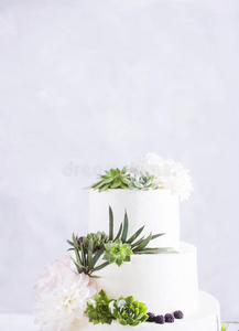 优雅的婚礼蛋糕，鲜花和多汁。