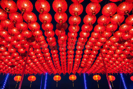 中国红灯笼晚上挂在街上装饰在中国唐人街,拉查布里,泰国照片