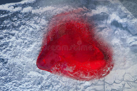 宏女人在面包店装饰心形蛋糕与皇家结冰的特写心在冰上: 冷酷