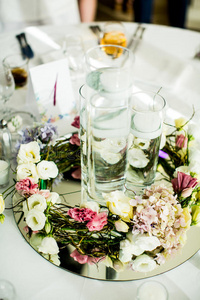 桌子上的花婚礼装饰