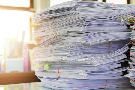 商业理念，办公桌上堆满了未完成的文件