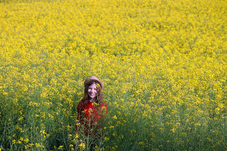 小孩 自然 美丽的 草地 幸福 夏天 领域 外部 女孩 微笑