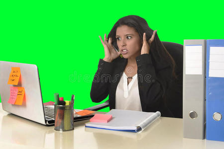 商业妇女在办公室工作时受到压力，孤立了绿色色度的关键背景