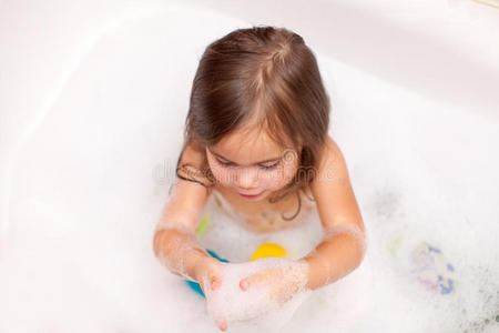 有趣的女婴玩水和泡沫