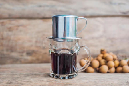 传统越南咖啡机，放置在玻璃顶部，加入磨碎的咖啡，然后倒热水，直到公司
