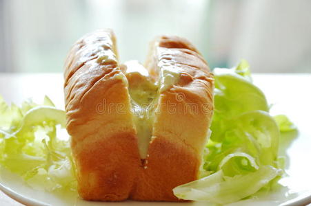 面包填充猪肉香肠敷料蛋黄酱与绿色橡木盘子