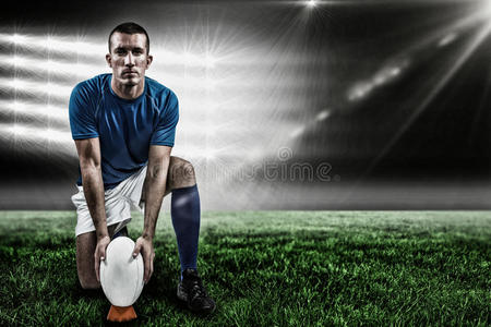 橄榄球运动员放置球和3D的全长肖像的复合图像