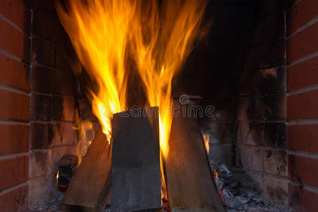 在壁炉里近距离燃烧木柴
