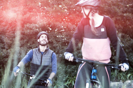 自行车夫妇在农村骑自行车