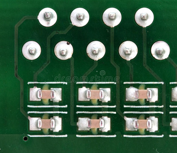 带有许多电气元件的电子印刷电路板