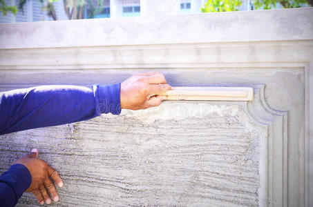 建筑工人的手使用铲子抹灰混凝土
