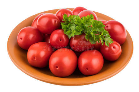 盘子里的新鲜西红柿。 在白色背景上隔离。