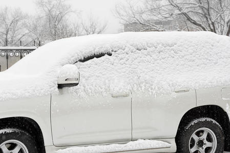 雪地里的车