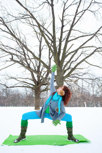 冬天 寒冷的 公园 伸展 训练 健身 闲暇 运动型 放松