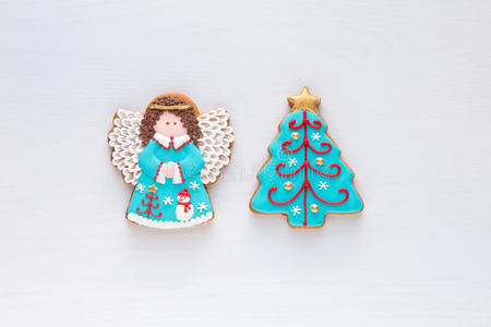 圣诞自制姜饼天使和圣诞树饼干