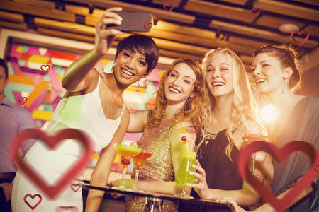 一群朋友在喝鸡尾酒时从手机上自拍的复合图像